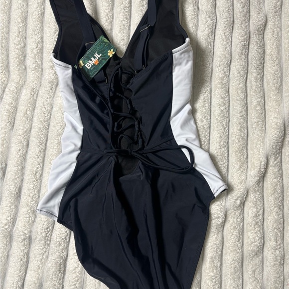 Chic Black and White Women's One-Piece Swimsuit - Picture 9 of 9
